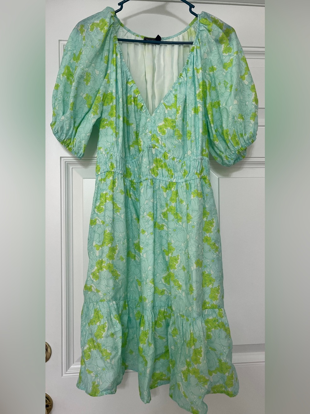 Vineyard Vines blue and green Medium Floral Print Dress. Flutter Sleeves.